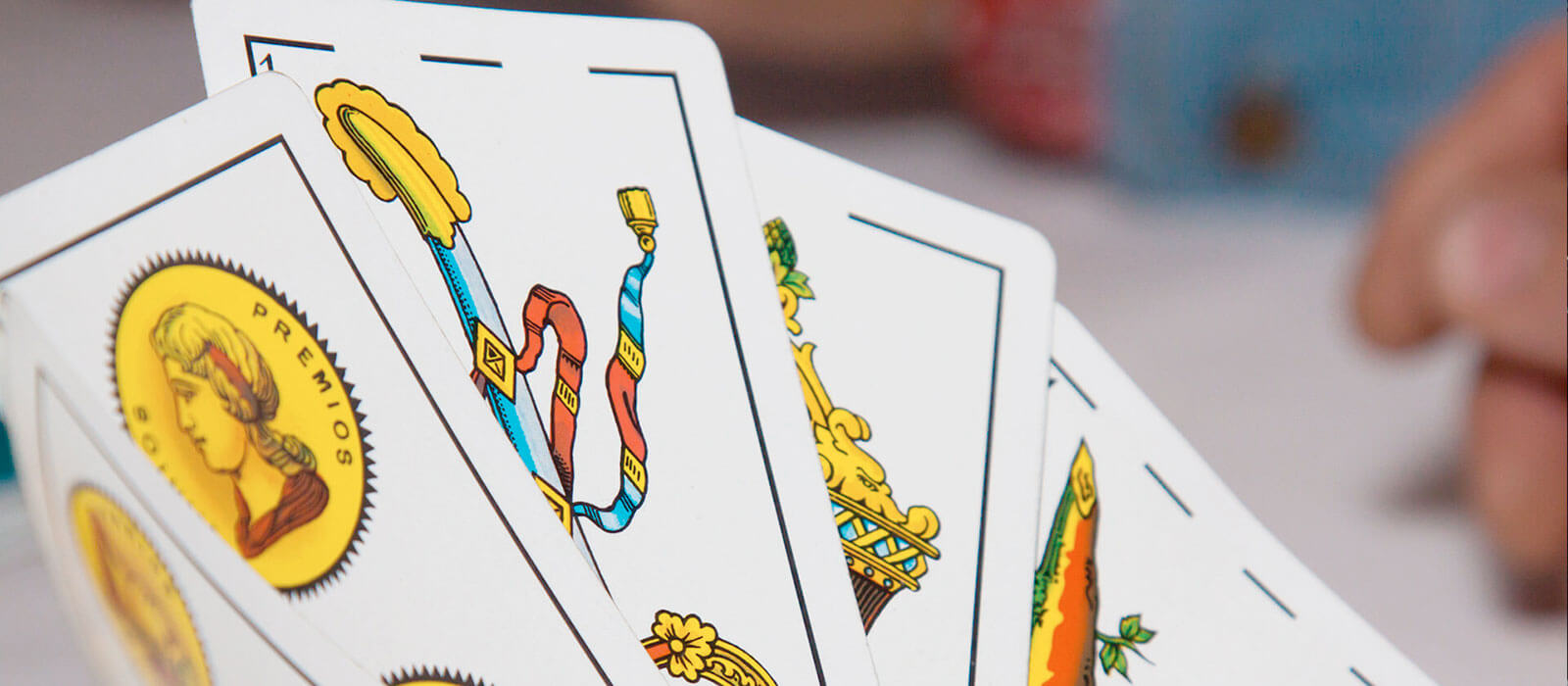 Play cards with the Spanish deck: Solitaire